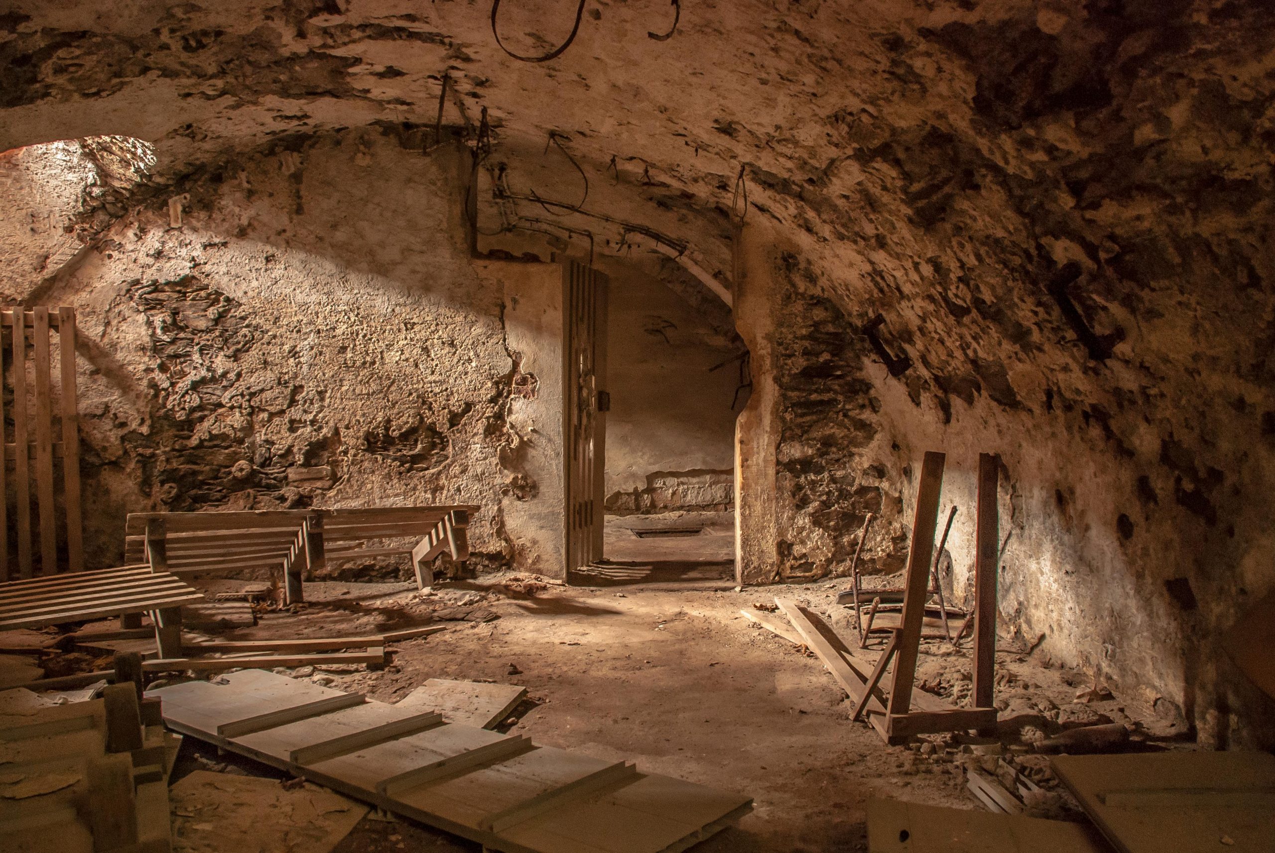 Cave encombrée vidée par une entreprise de débarras professionnelle