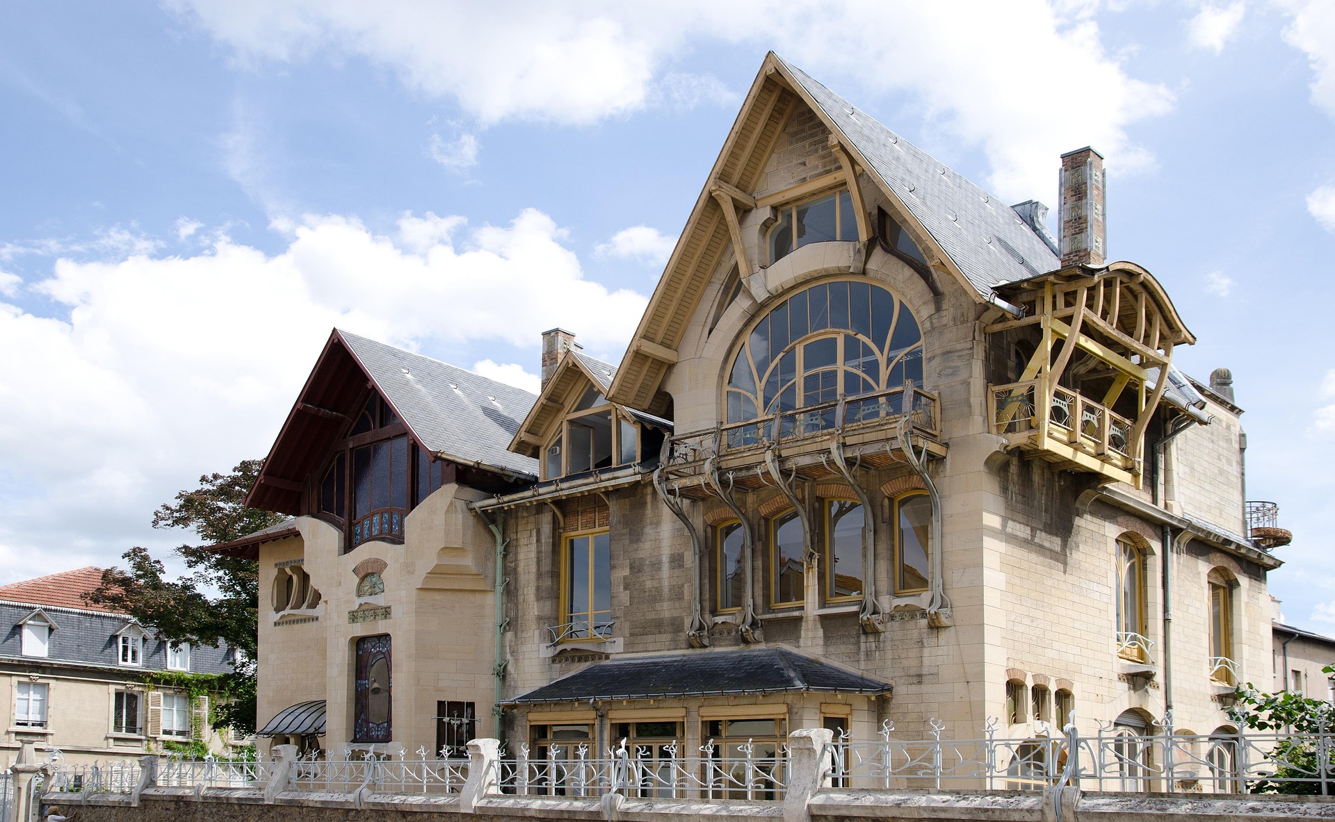 Grande bâtisse ancienne à Nancy en Lorraine, utilisée pour illustrer un service de débarras professionnel de maison, immeuble et locaux encombrés.